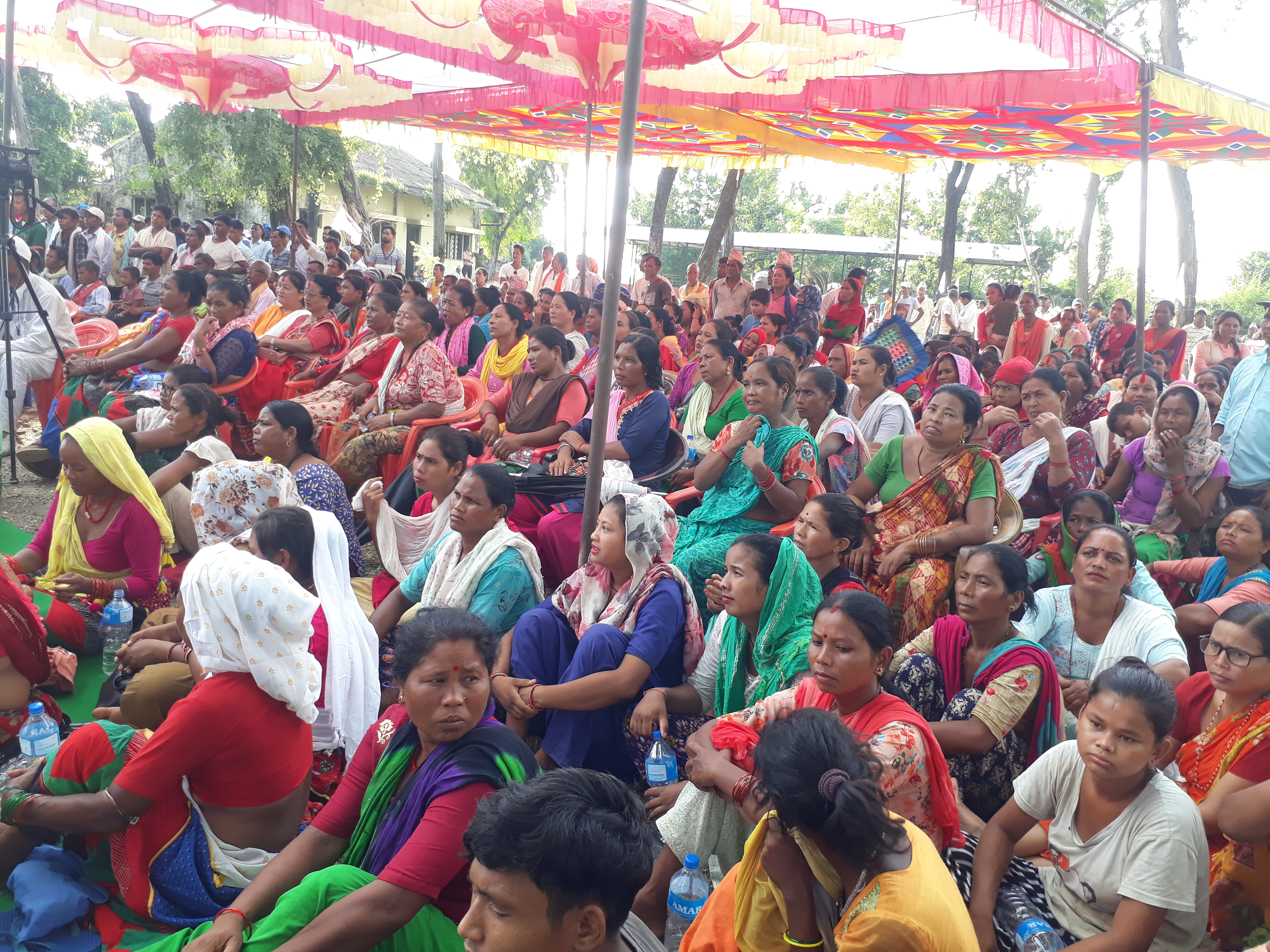 जब रेशमको गीतमा अभिनय गरिरहेका कलाकारहरु रोए....