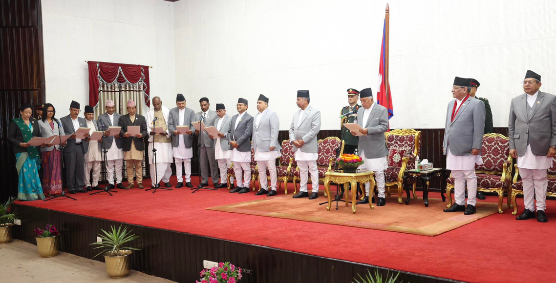 १२ जना नवनियुक्त मन्त्रीले लिए शपथ