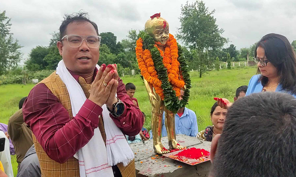 नाबालक टेकबहादुरको सालिक अनावरण गर्दै रेशमले भने, ‘सद्भाव कायम  राखी अगाडि बढौं टिकापुर !’
