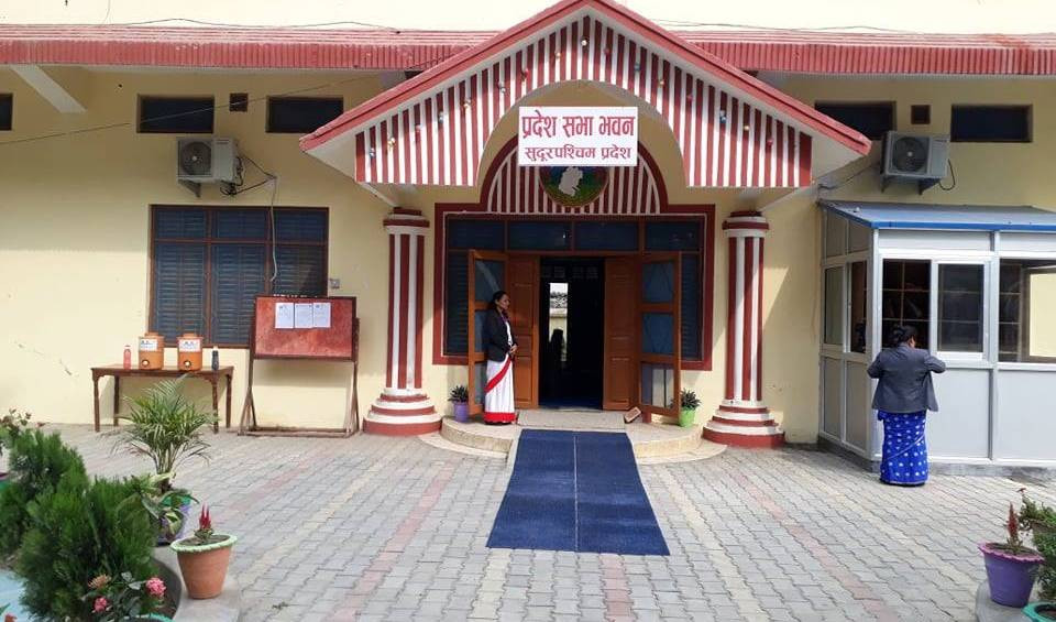 मन्त्रीको सचिवालयबाट भन्दै कर्मचारीसँग धमाधम रकम उठाउँदै