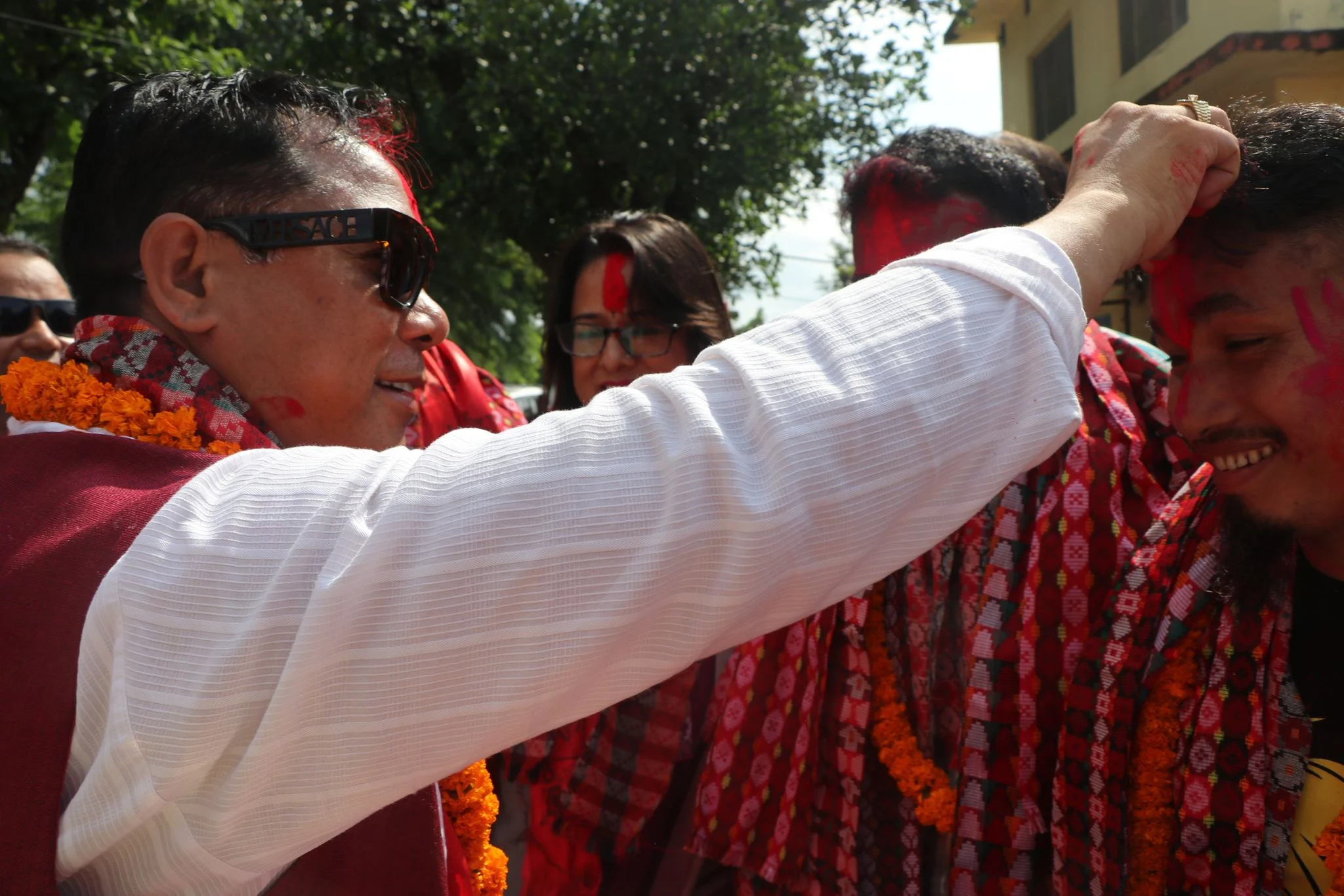 टीकापुर घटनाका ३ जना कैलाली कारागारबाट रिहा भएपछि अबिर लगाएर स्वागत