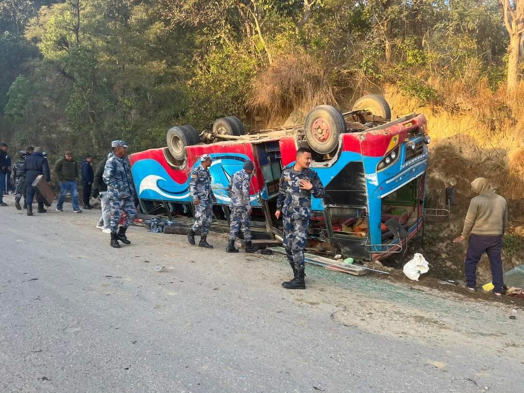दाङमा बस दुर्घटना, वनभोज लागि गएका २० जना घाइते